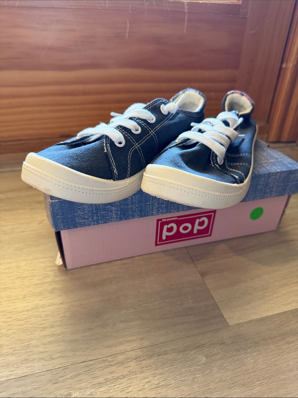 Pop Navy Canvas Sneaker with White Laces womenโs size 8 NIB